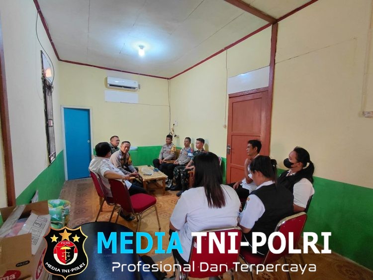 Kapolsek Menyuke Dan Koramil Menyuke Serta Anggota Kunjungi Kantor Desa Mamek
