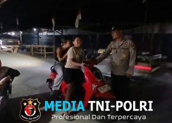 Patroli Malam Humanis di Mandor: Polisi Sapa Remaja Putri, Ingatkan Pentingnya Masker dan Keselamatan Berkendara
