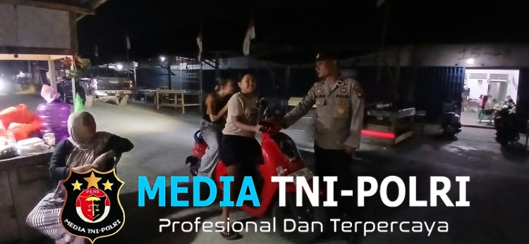 Patroli Malam Humanis di Mandor: Polisi Sapa Remaja Putri, Ingatkan Pentingnya Masker dan Keselamatan Berkendara