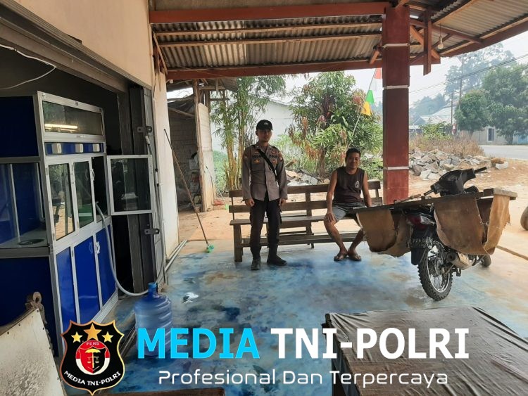 Patroli Siang Polsek Mandor, Polisi Sambangi Warga Perkuat Pencegahan Karhutla dan Gangguan Kamtibmas