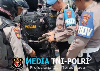 Pastikan Tidak Membawa Senpi dan Barang Berbahaya, Saat Apel, Bid Propam Polda Jateng Cek Semua Personel Yang Layani Penyampaian Pendapat Di Tugu Muda