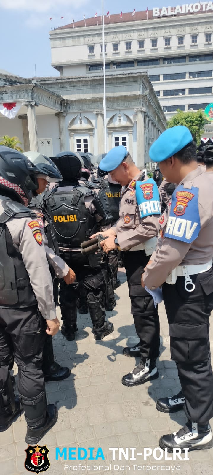 Pastikan Tidak Membawa Senpi dan Barang Berbahaya, Saat Apel, Bid Propam Polda Jateng Cek Semua Personel Yang Layani Penyampaian Pendapat Di Tugu Muda