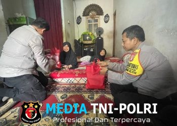 Bhabinkamtibmas Polsek Cikarang Selatan Salurkan Bantuan Sembako untuk Warga Penyandang Disabilitas