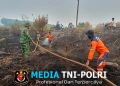 Babinsa Koramil 402-07/Indralaya Padamkan Kebakaran Lahan Gambut di Desa Bakung