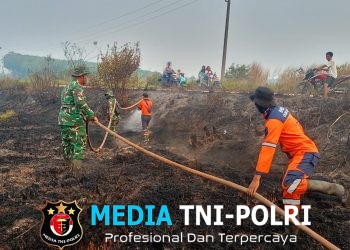 Babinsa Koramil 402-07/Indralaya Padamkan Kebakaran Lahan Gambut di Desa Bakung
