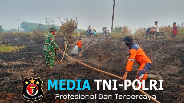Babinsa Koramil 402-07/Indralaya Padamkan Kebakaran Lahan Gambut di Desa Bakung