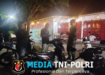 Perkuat Irigasi Pertanian, Babinsa Ketaon Bersama Warga Bangun Talud