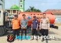 Bhabinkamtibmas Serang Baru Dampingi Penyaluran Air Bersih untuk Warga Nagasari