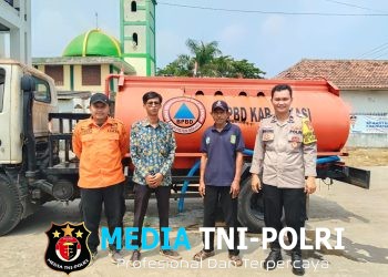 Bhabinkamtibmas Serang Baru Dampingi Penyaluran Air Bersih untuk Warga Nagasari