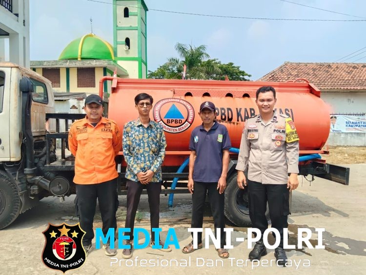 Bhabinkamtibmas Serang Baru Dampingi Penyaluran Air Bersih untuk Warga Nagasari