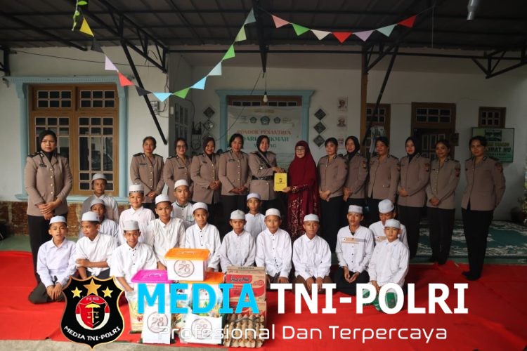 Hari Jadi Polwan ke-78, Polwan Polres Landak Gelar Baksos di Ponpes Darul Hikmah