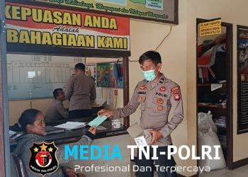 Polsek Menjalin Berikan Pelayanan dan Bagikan Masker kepada Masyarakat di Tengah Kabut Asap