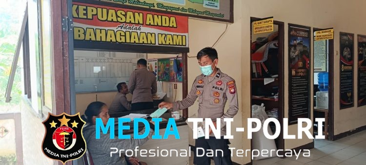 Polsek Menjalin Berikan Pelayanan dan Bagikan Masker kepada Masyarakat di Tengah Kabut Asap