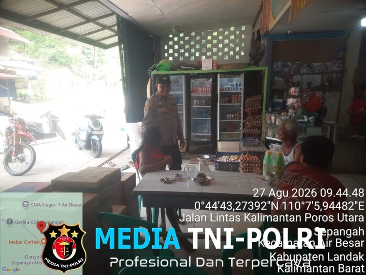 Sapa Warga Saat Patroli, Polsek Air Besar Ajak Masyarakat Bersama Jaga Kamtibmas