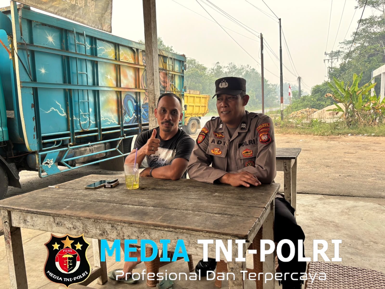 Cegah Kejahatan, Polisi Polsek Mandor Bangun Komunikasi Humanis Bersama Warga
