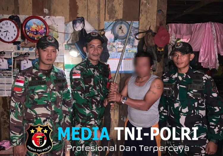 Wujudkan Perbatasan Aman, Satgas Pamtas RI-Malaysia Yonarmed 19/Bogani Terima Penyerahan Senjata Rakitan dari Warga Perbatasan