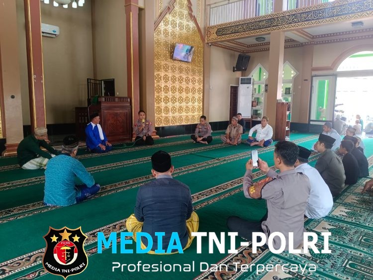 Usai Shalat Jumat, Sat Binmas Polres Landak dan Mahasiswa S2 STIK Edukasi Warga Landak soal Bahaya Karhutla