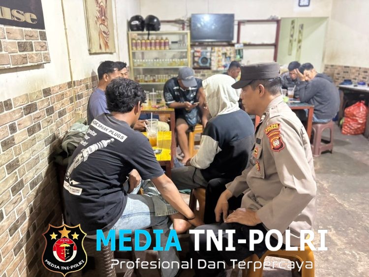 Duduk Bersama Warga, Cara Humanis Polisi Mandor Jaga Keamanan di Malam Hari