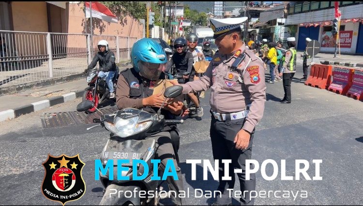Dukung Program Polres Batu Mantab, Satlantas Polres Batu Gelar Jumat Berbagi Berkah dan Sosialisasi Kamseltibcarlantas
