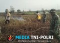 Babinsa Koramil 402-03/Sp Padang Berhasil Padamkan Karhutla Seluas 6 Hektar di Desa Batun Baru