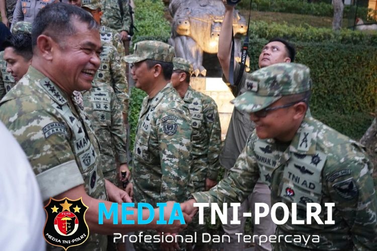 Dandim 0402/OKI Dampingi Kunjungan KSAD Jenderal TNI Maruli Simanjuntak di PT Arwana Ceramic Plant IV-D Ogan Ilir