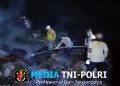 Tanpa Kenal Waktu, Tengah Malam Kapolres Mesuji Bersama Personil dan Relawan Berjibaku Padamkan Kebakaran Lahan Seliar 21,5 Hektar