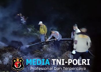 Tanpa Kenal Waktu, Tengah Malam Kapolres Mesuji Bersama Personil dan Relawan Berjibaku Padamkan Kebakaran Lahan Seliar 21,5 Hektar