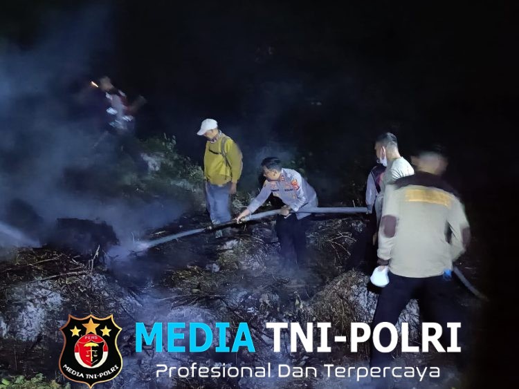 Tanpa Kenal Waktu, Tengah Malam Kapolres Mesuji Bersama Personil dan Relawan Berjibaku Padamkan Kebakaran Lahan Seliar 21,5 Hektar