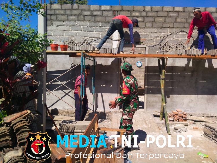 Wujud Kepedulian TNI, Babinsa Koramil Udanawu Renovasi Rumah Tak Layak Huni Milik Warga Sumbersari