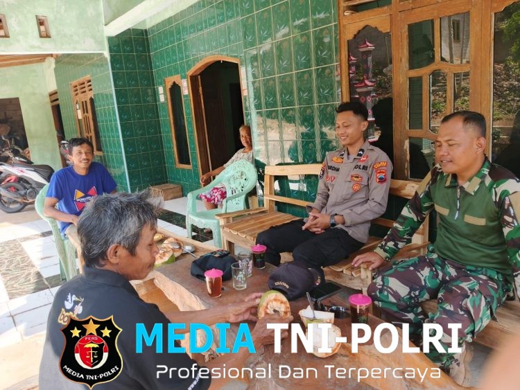 Manfaatkan Waktu Istirahat Kerja Bakti, Babinsa Melaksanakan Komsos