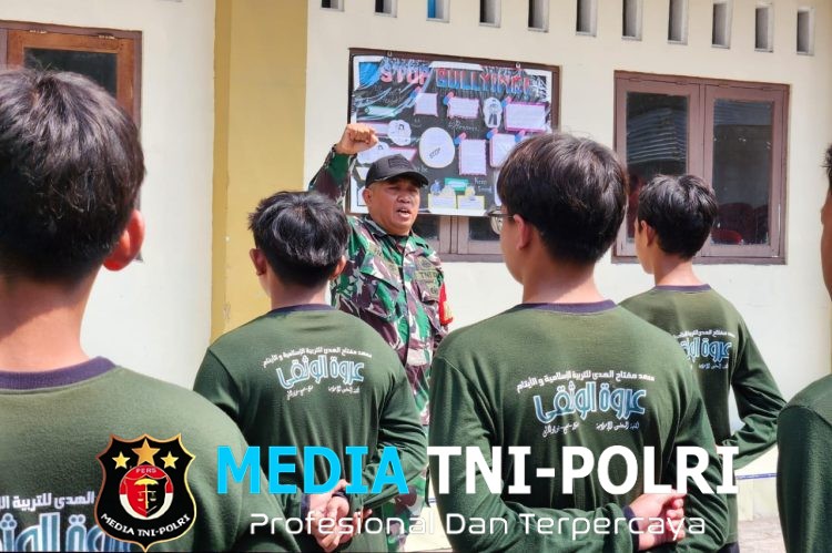 Cetak Generasi Tangguh, Babinsa Koramil 10/Sambi Tanamkan Nasionalisme kepada Santri