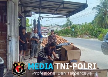 Menyusuri Jalan di Tengah Kabut Asap, Polisi Mandor Sapa Warga dan Ingatkan Bahaya Karhutla