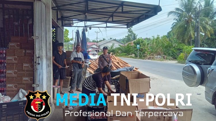 Menyusuri Jalan di Tengah Kabut Asap, Polisi Mandor Sapa Warga dan Ingatkan Bahaya Karhutla