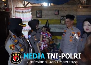 Kapolres Lampung Utara Salurkan Bantuan Infaq Jumat Berbagi Kepada Warga Kelapa Tujuh