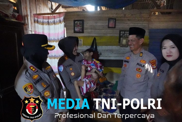 Kapolres Lampung Utara Salurkan Bantuan Infaq Jumat Berbagi Kepada Warga Kelapa Tujuh