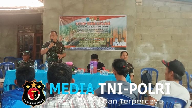 Tim Mabes TNI Gelar Anjangsana dan Penyuluhan Karhutla di Desa Kelampaian