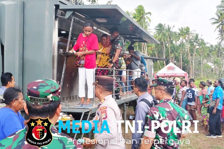 TNI – Polri Pelajar dan Masyarakat Gelar Makan Ungkapan Syukur Keberhasilan Karya Bakti TNI AD Merauke
