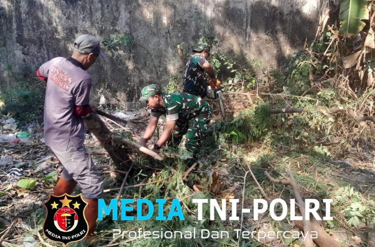 Babinsa Joyotakan Pelopori Kerja Bakti Bersama Warga Masyarakat