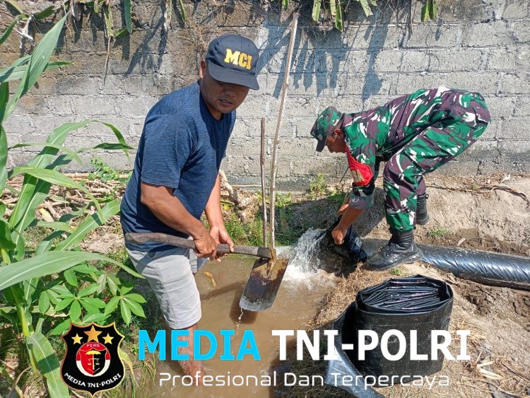 Sinergi TNI Dan Petani Babinsa Purwokerto Pastikan Pasokan Air Lahan Jagung Dusun Tumpuk Optimal