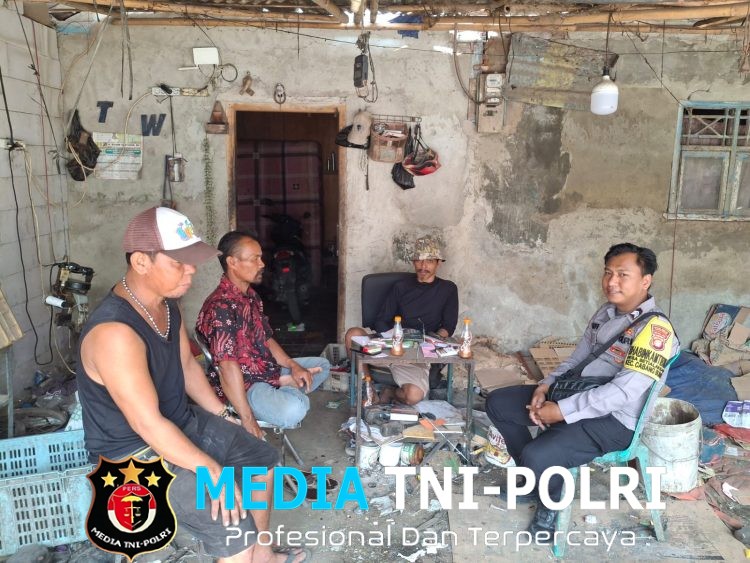 Bhabinkamtibmas Desa Setialaksana Sambangi Warga, Perkuat Harkamtibmas di Lingkungan