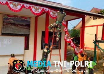 Tanamkan Jiwa Nasionalisme, Pos Sei Tekam Satgas Yonarmed 13/Nanggala Bersama Siswa SDN 25 Perimpah Pasang Bendera Merah Putih