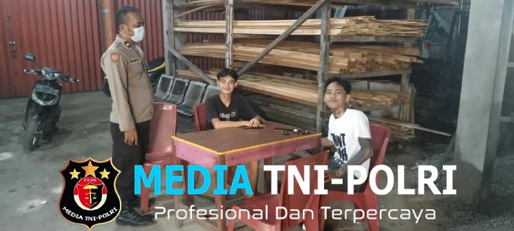 Ciptakan Rasa Aman, Polisi Sengah Temila Sambangi Warga di Tengah Patroli Malam