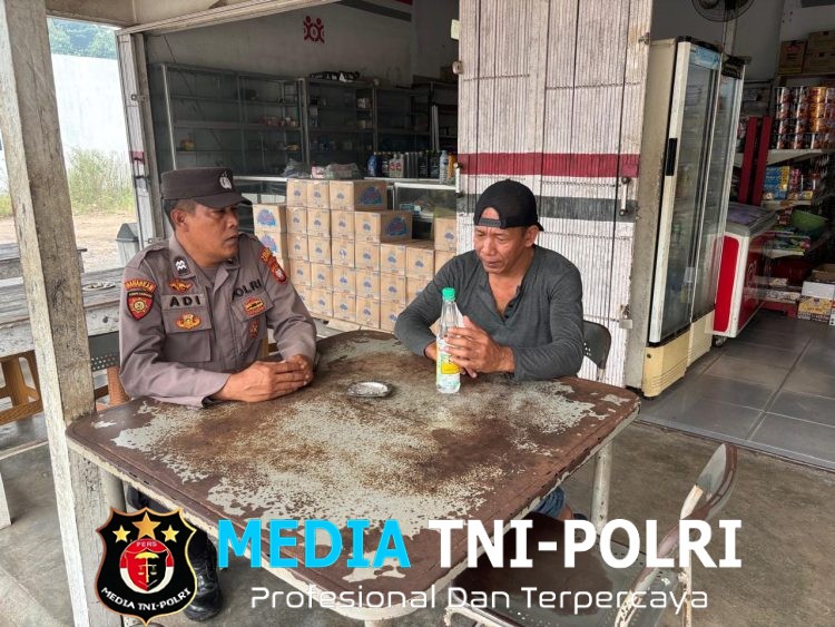 Tak Kenal Hari Libur, Polisi Sambangi Warga di Tengah Cuaca Buruk, Pesan Kamtibmas Tetap Disampaikan