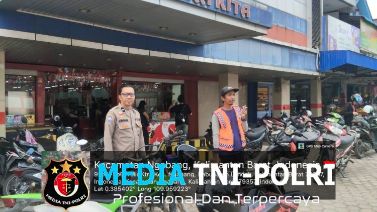 Cuaca Tak Bersahabat, Polisi Ngabang Tetap Turun Juru Parkir Disapa, Kamtibmas Diingatkan