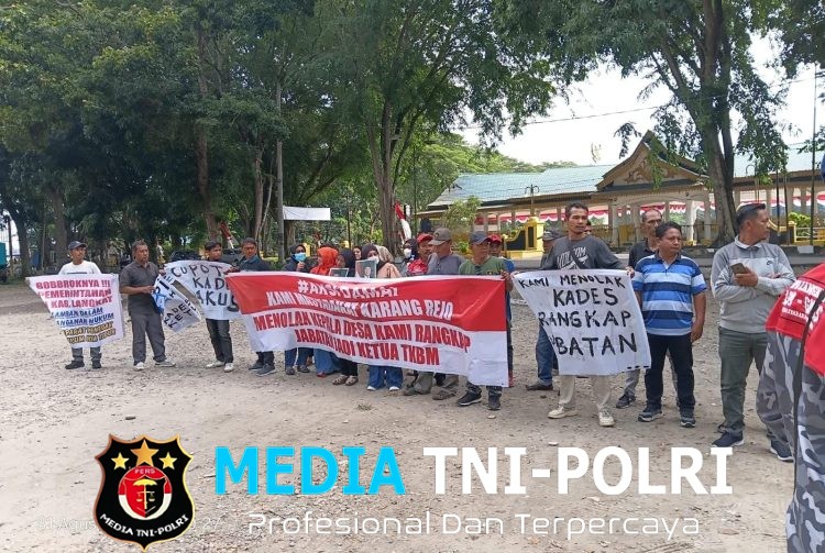 Warga Geruduk DPRD Langkat, Soroti Dugaan Rangkap Jabatan Kades Karang Rejo sebagai Ketua TKBM “Pak Prabowo, Dengarlah Aspirasi Kami!”