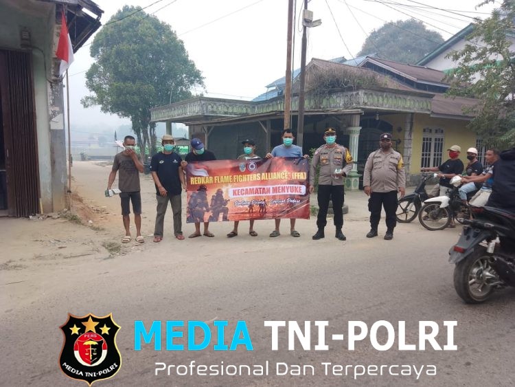 Kapolsek Menyuke Beserta Anggota Bagikan Masker Kepada Warga Desa Darit