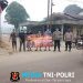 Kapolsek Menyuke Beserta Anggota Bagikan Masker Kepada Warga Desa Darit