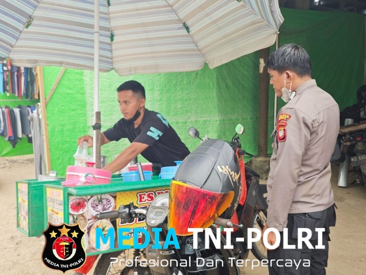 Saat Patroli, Polisi Sengah Temila Berhenti Sejenak Temui Penjual Es Keliling, Ini Pesannya