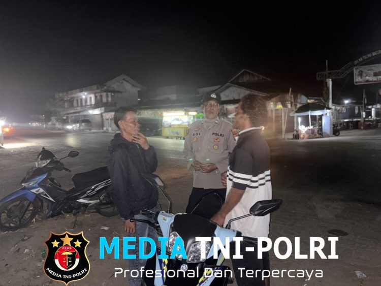 Tak Kenal Waktu, Polisi Patroli Malam dan Sapa Warga  Waspadai Potensi Kejahatan!