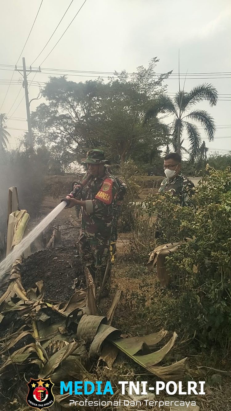 Babinsa Koramil 402-07/Indralaya Bersama Instansi Terkait Berhasil Padamkan Karhutla di Kelurahan Timbangan